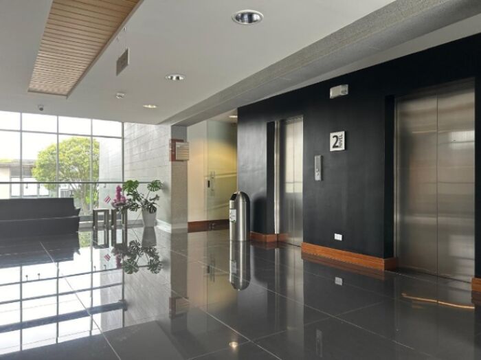 Se alquila local comercial en Pozos Santa Ana 25-706 in Pozos, Santa Ana, San José — $2,360