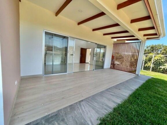 Se vende moderna casa con patio en Santa Eulalia de Atenas 25-1796 en Santa Eulalia, Atenas, Alajuela — $245,000