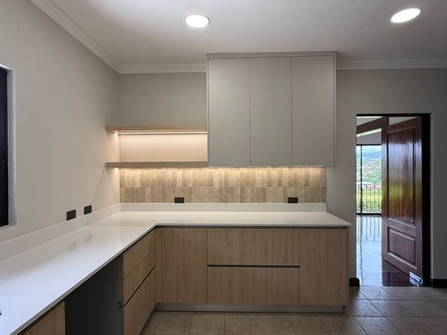 VENTA DE CASA, ESCAZÚ, CONDOMINIO CERRO ALTO, CON VISTA ESPECTACULAR in Escazú, San José — $835,000 - Photo 3 of 31