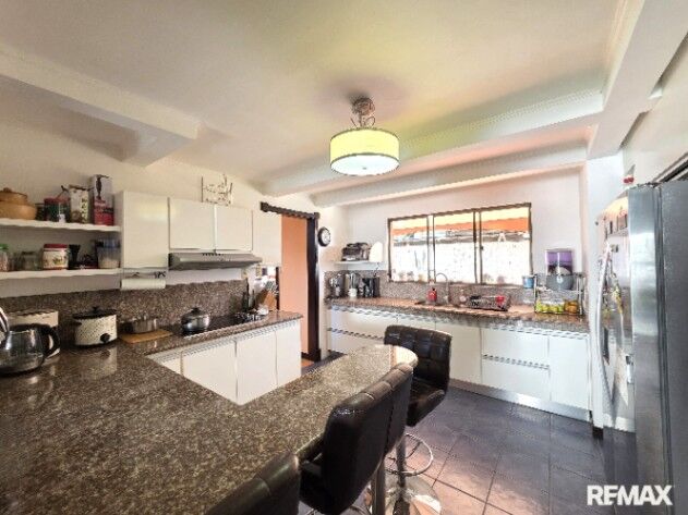 REBAJADA 10% Residencia de 2 niveles + estudio independiente - segura, en zona de altísima plusvalía en Santo Tomás, Santo Domingo, Heredia — ₡ 145 000 000