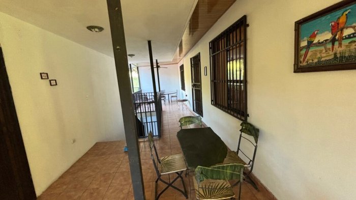 Casa con apartmentos en Atenas in Atenas, Alajuela — $275,000 - Photo 2 of 13