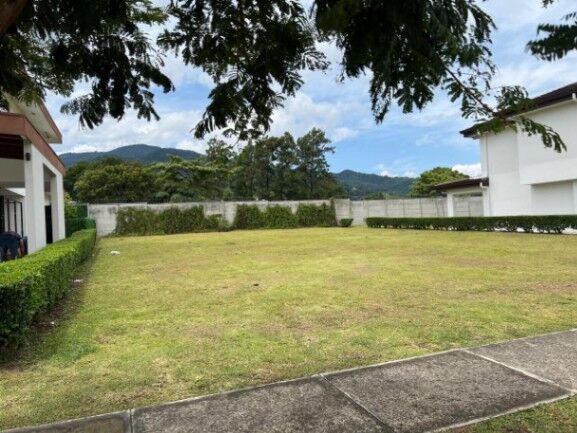 Se vende lote de 651m2 en condominio de Uruca Santa Ana 25-514 in Uruca, Santa Ana, San José — $245,000