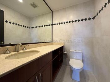 Alquiler de Lujoso Apartamento en Escazú-San Rafael. RAH 26-1637 in San Rafael, Escazú, San José — $3,000 - Photo 5 of 20