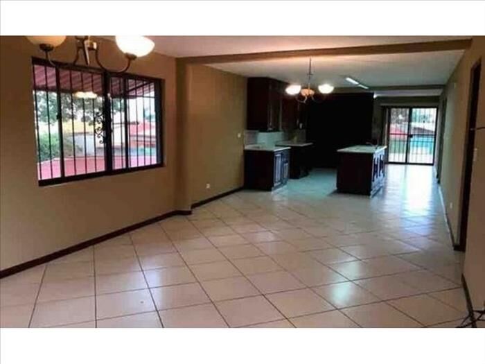 VENTA EDIFICIO DE 5 APARTAMENTOS, HEREDIA, CARIARI, LOS ARCOS en Heredia — $650,000