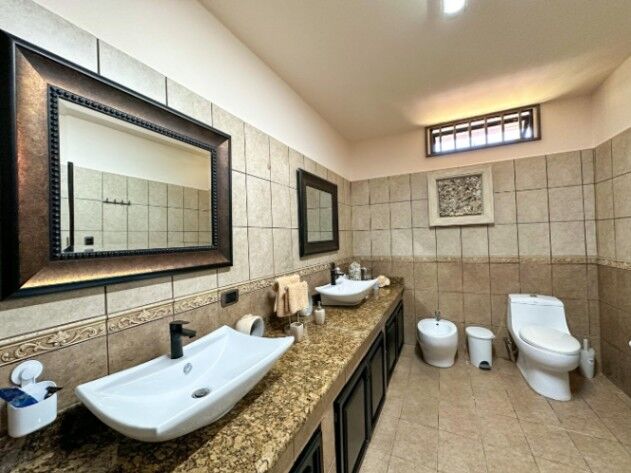 Casa con amplio lote, chimenea y naturaleza en entorno fresco #26-1682 GS en Ángeles, San Rafael, Heredia — $550,000