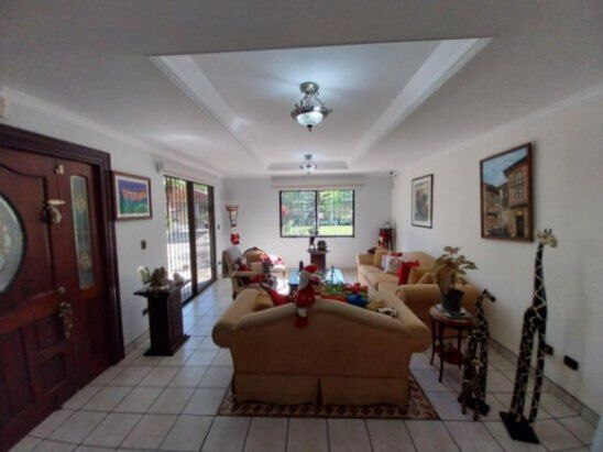 Se vende espaciosa casa con amplio lote en Santa Ana 23-1554 en Santa Ana, San José — $807,500