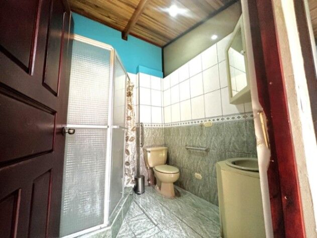 Se vende espaciosa propiedad comercial en Santo Domingo Heredia 25-1628 en Santo Domingo, Heredia — $349,000