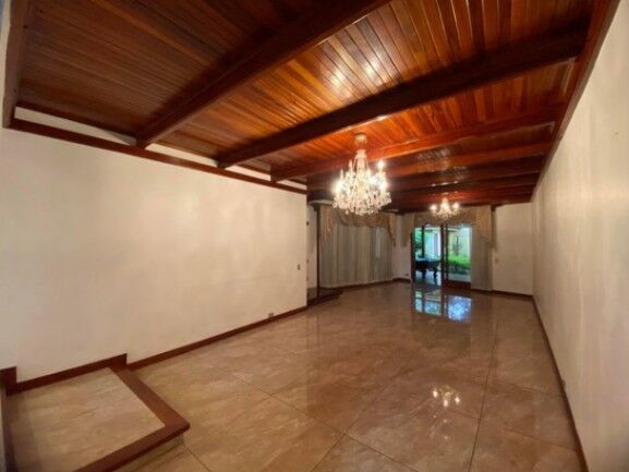 Se vende espaciosa casa con patio y terraza en Alajuela 25-988 in Alajuela — $350,000