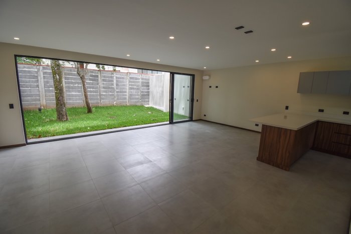 Casa para Estrenar de 3 Habitaciones en Santa Ana Centro en Santa Ana, San José — $3,200 - Foto 3 de 27
