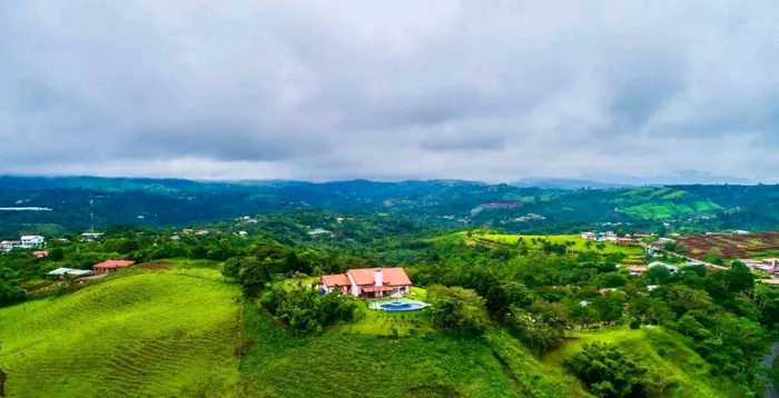 Hermosa Propiedad con Vistas En San Ramón en San Ramón, Alajuela — $2,000,000 - Foto 3 de 52