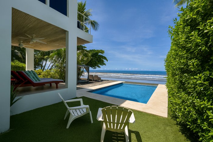 En Playa Tivives, Casa frente al Mar con piscina para Alquiler. en Caldera, Esparza, Puntarenas — $4,000 - Foto 3 de 15