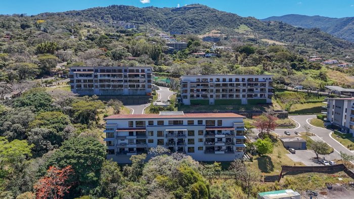 Exclusivo Penthouse de 4 habitaciones + Sala de TV en Flats 21 in Santa Ana, San José — $1,100,000