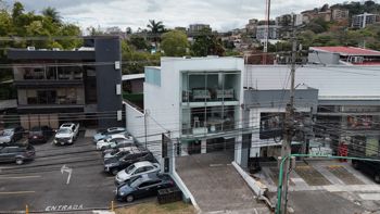 Local Comercial de 232m2 con Excelente Exposición Comercial en Escazú en San Rafael, Escazú, San José — $4,700 - Foto 2 de 24