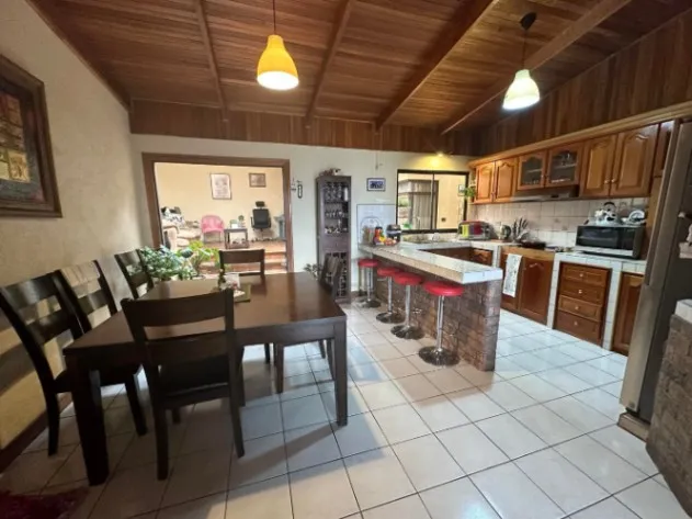 Cozy home ready for you in an excellent location! 🏡✨ in Escazú, San José — ₡ 95 000 000 - Photo 2 of 5