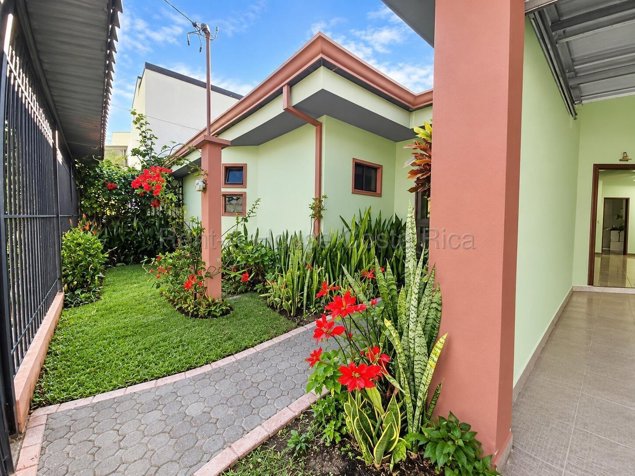 Venta de casa independiente de un nivel con amplios jardines en Pozos #27-758 GS en Pozos, Santa Ana, San José — $260,000 - Foto 1 de 11