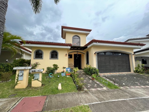 Preciosa casa en condominio Santo Domingo. en Santo Domingo, Heredia — $399,000
