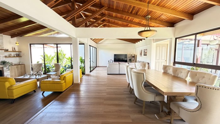 Venta casa remodelada y elegante con jardín, Moravia. (FE) en San Vicente, Moravia, San José — $540,000