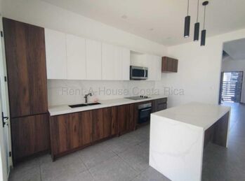 Venta de Casa Contemporánea en San Rafael de Heredia Dos niveles. RAH 26-1686 in San Josecito, San Rafael, Heredia — $315,000 - Photo 5 of 17
