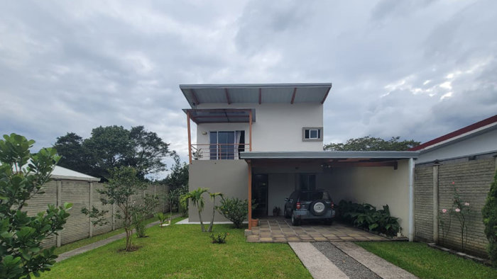 Modern Home With Large Garden – Sarchí, Alajuela en Sarchí Norte, Sarchí, Alajuela — $270,000