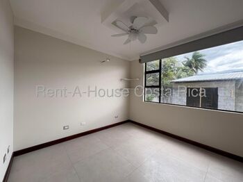Casa moderna de tres niveles con 5 habitaciones y área social con deck #26-1463 GS en Pozos, Santa Ana, San José — $3,500 - Foto 5 de 14