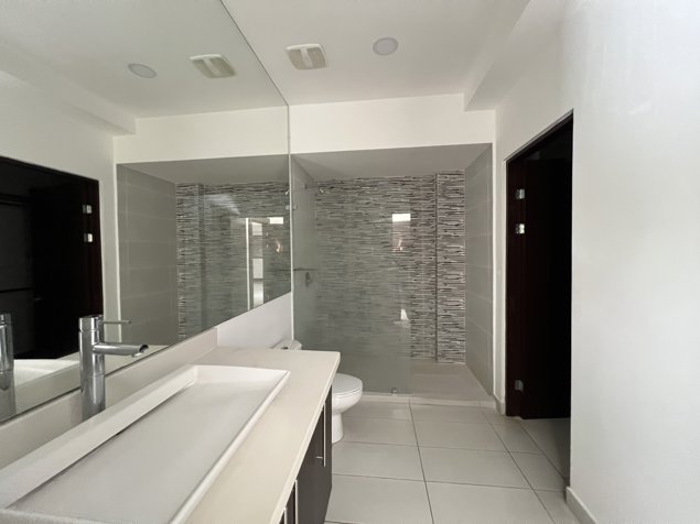 Alquiler o Venta de apartamento en condominio en primera planta in Pozos, Santa Ana, San José — $390,000 - Photo 3 of 11