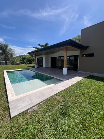 Casa Nueva Moderna con Vistas Panorámicas en Roca Verde en Atenas, Alajuela — $695,000