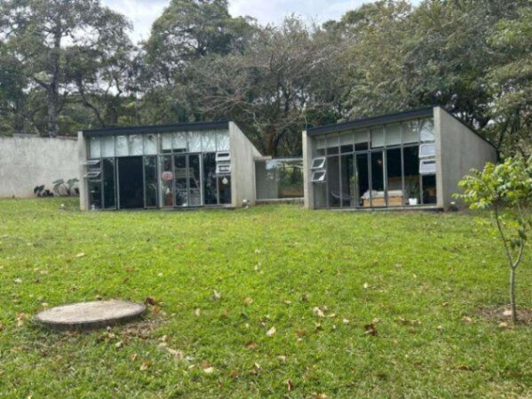 Joya de Arquitectura Industrial: Diseño Modular y Vistas a la Montaña in Colón, Mora, San José — $485,000