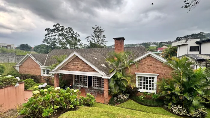 Venta casa de 1 planta con amplio jardín, Tres Ríos, Cartago (AD) in San Juan, La Unión, Cartago — $525,000 - Photo 2 of 16