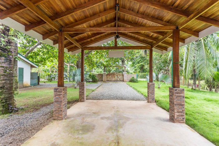 Bella casa frente al mar en Playa Matapalo Quepos en Quepos, Puntarenas — $380,000 - Foto 3 de 12