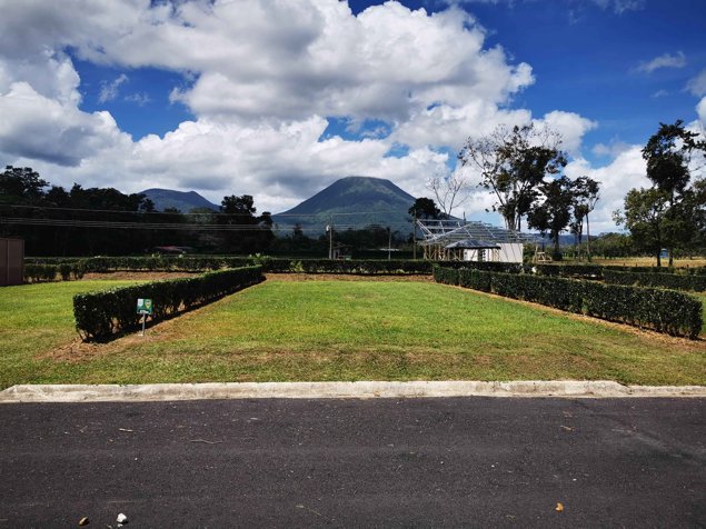 Lote con vistas al volcán Arenal, en Condominio El trapiche Fortuna en La Fortuna, San Carlos, Alajuela — $115,000