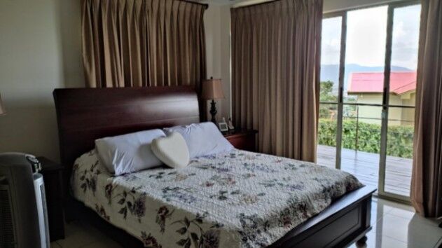 Se vende espaciosa casa de 3 plantas en Guácima Alajuela 23-357 en Guácima, Alajuela — $450,000