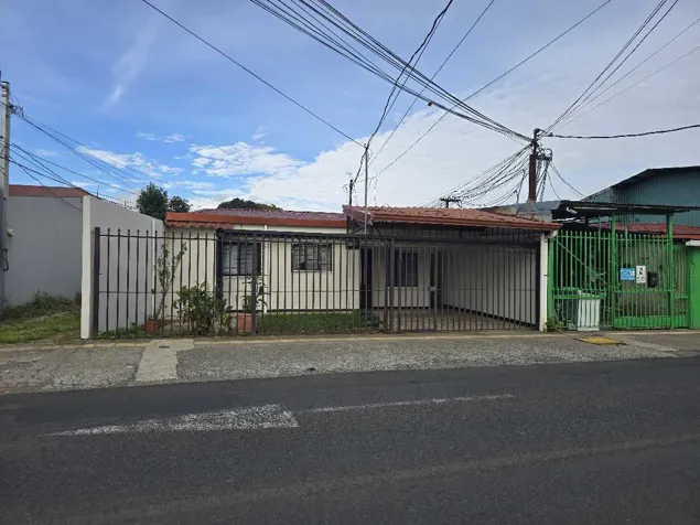 ALQUILER DE CASA EN SAN JOAQUIN, BARRIO SANTA MARTA. en San Joaquín, Flores, Heredia — ₡ 400 000