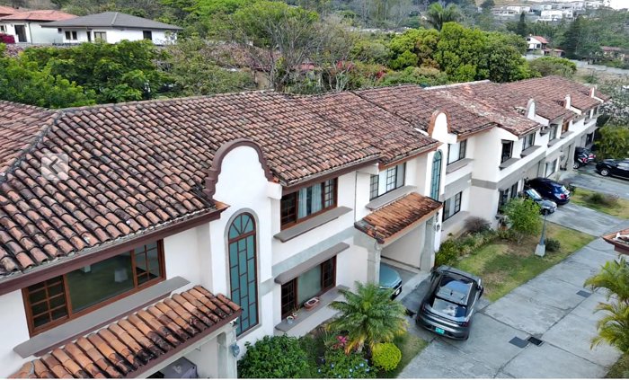 Townhouse en Alquiler en Guachipelín, Escazú Costa Rica in San Rafael, Escazú, San José — $2,000