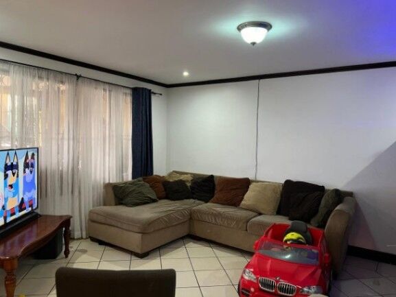 Se vende moderna y espaciosa casa en condominio de Curridabat 25-512 en Curridabat, San José — $315,000