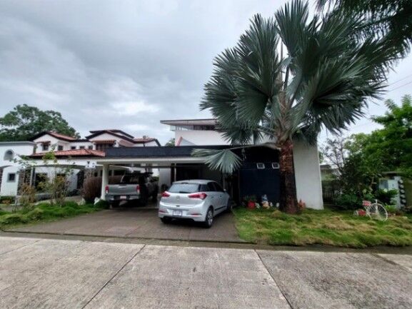 Se vende espaciosa propiedad con 2 casas en San Miguel Heredia 26-280 en San Miguel, Santo Domingo, Heredia — ₡ 450 000 000