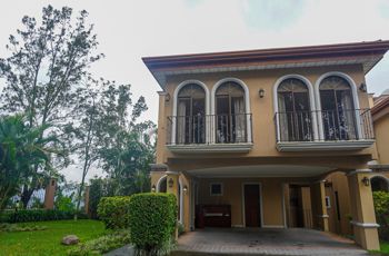 Venta casa en Curridabat - Colinas de Montealegre - Para Inversion en Curridabat, San José — $650,000 - Foto 2 de 62