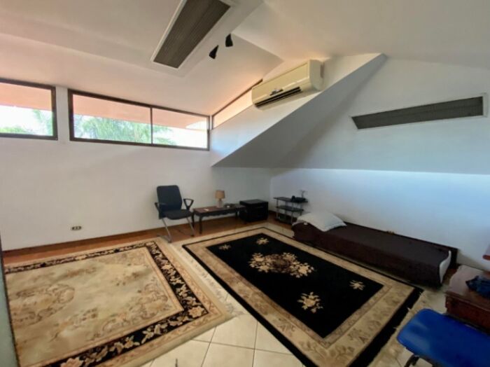 Amplia casa con terraza, jardín y casa de huéspedes #25-678 GS en San Rafael, Escazú, San José — $490,000