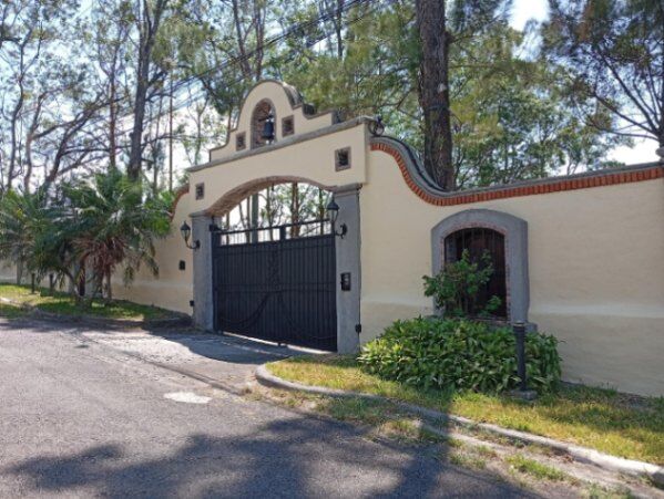 Se alquila casa con más de 2100m2 de lote en Santa Ana San José 26-607 en Santa Ana, San José — $6,000