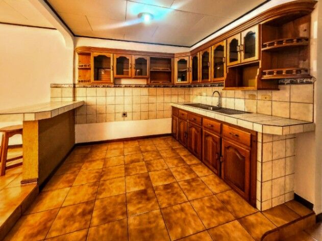 Casa enfrente de escuela de Morazan, Perez Zeledon, Costa Rica. in San Isidro De El General, Pérez Zeledón, San José — $110,000