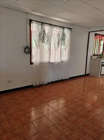 Casa pequeña con amplio lote en Atenas, Alajuela — ₡ 98 000 000 - Foto 2 de 9