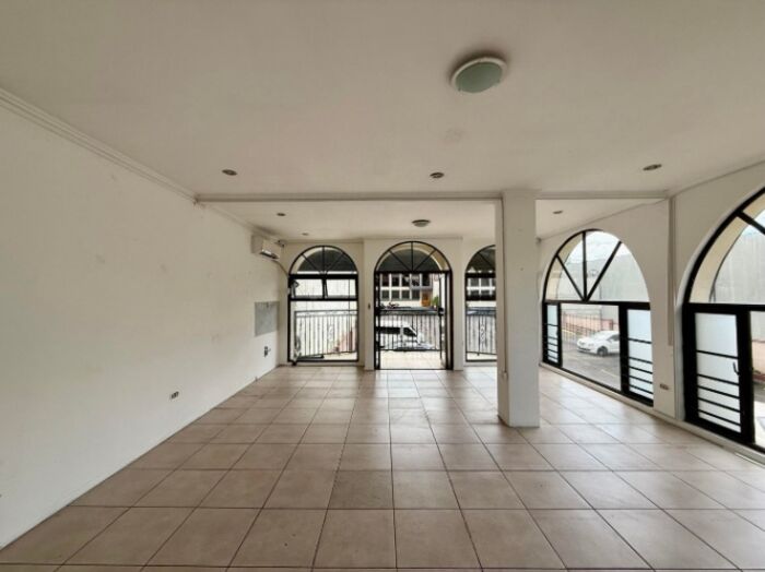 Se alquila local comercial en San Rafael Escazú 26-1300 en San Rafael, Escazú, San José — $850