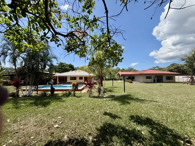 VENTA DE QUINTA CON DOS CASAS Y PISCINA EN LABRADOR DE SAN MATEO in Labrador, San Mateo, Alajuela — $600,000