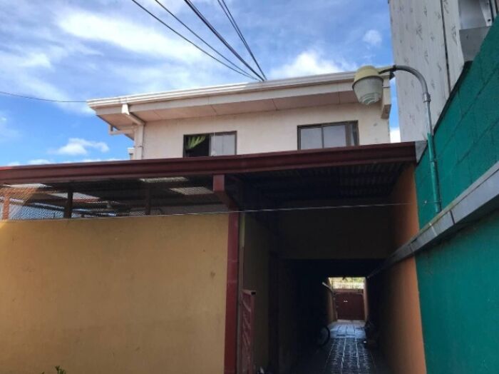 Casa + 4 Aptos en Venta en Montes de Oca, San José. in Sabanilla, Montes De Oca, San José — $385,000