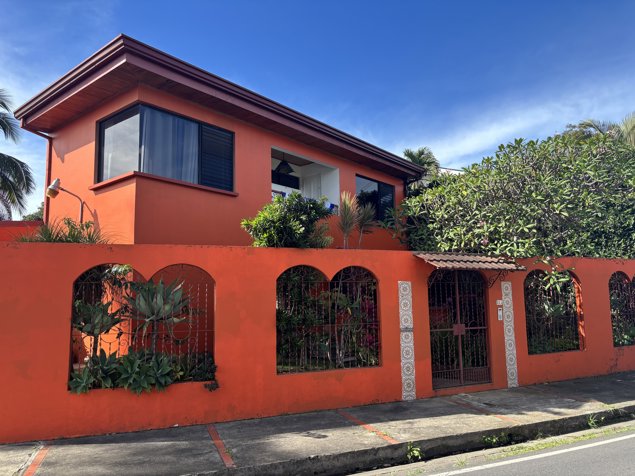 VENTA / Lote con dos casas en el Residencial Los Laureles, Escazú in San Rafael, Escazú, San José — $680,000