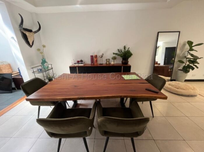 Casa en venta contemporánea remodelada en exclusivo condominio de 7 unidades #26-1729 GS en San Rafael, Escazú, San José — $245,000