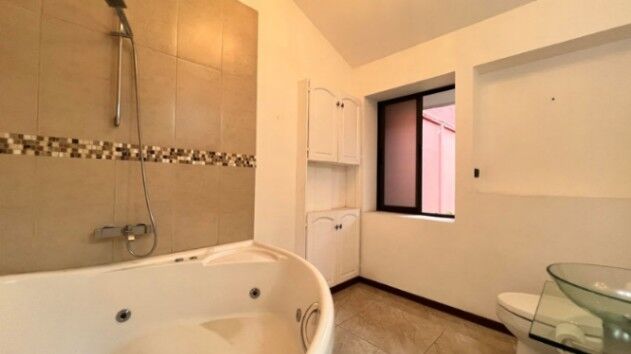 Se alquila espaciosa casa de 2 plantas en Pozos de Santa Ana 26-749 en Pozos, Santa Ana, San José — $1,100