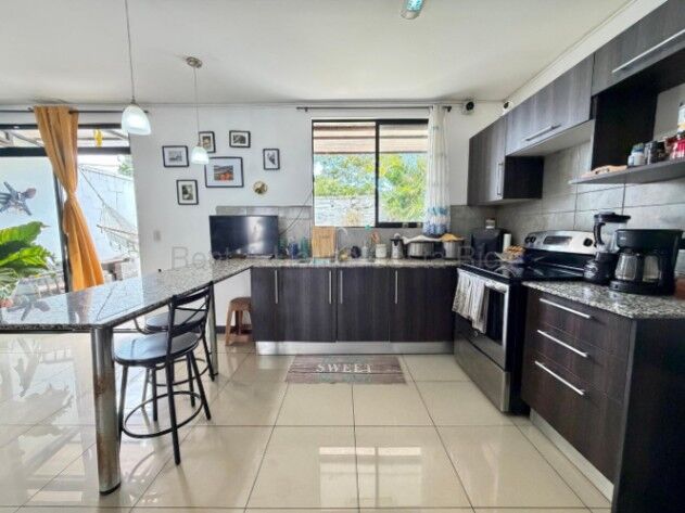 VENTA DE HERMOSA CASA EN CONDOMINIO VISTA DE LAS FLORES. HEREDIA. in Ulloa, Heredia — $250,000