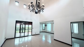 Venta casa elegante de 1 planta con gran jardín, Santo Domingo. (FE) in Santo Tomás, Santo Domingo, Heredia — $520,000 - Photo 5 of 21