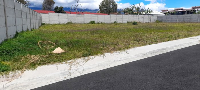 SE VENDE BELLA PROPIEDAD EN SANTO DOMINGO DE HEREDIA. en Santo Domingo, Santa Bárbara, Heredia — ₡ 65 000 000