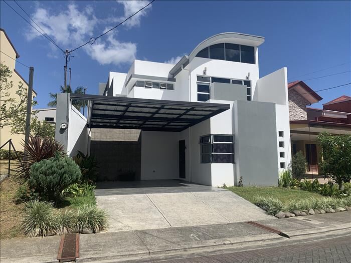 Casa de 2 plantas en Condominio Lomas de Granadilla en Granadilla, Curridabat, San José — ₡ 135 000 000